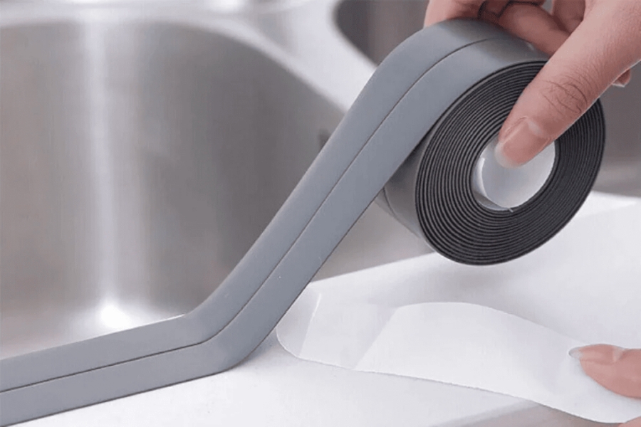 bịt khe hở giữa chậu rửa bát và bàn đá với miếng dán mousse