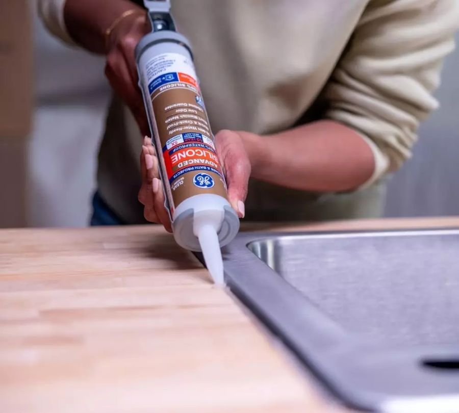bịt khe hở giữa chậu rửa bát và bàn đá bằng silicone