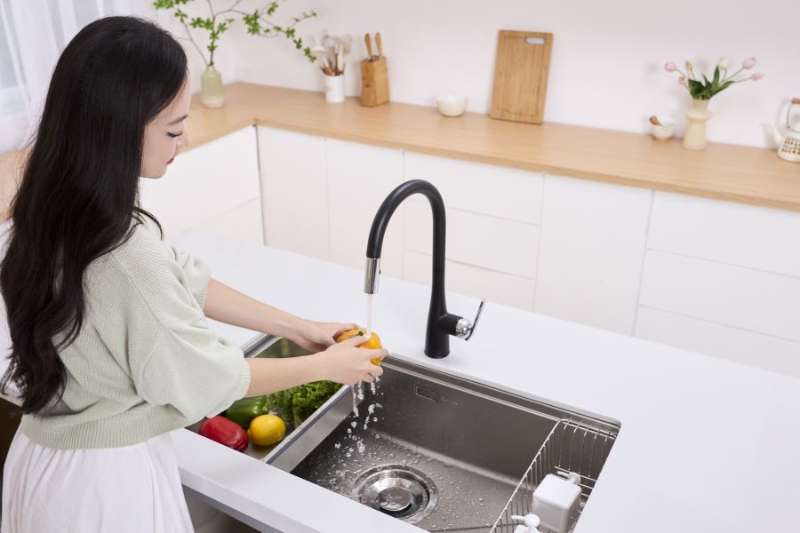 Vòi rửa bát dây rút Konox Curva Black