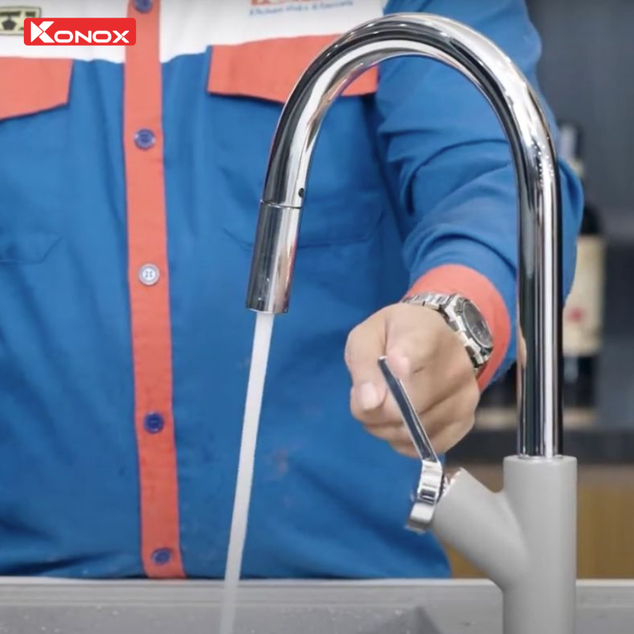 kiểm tra nước sau khi lắp lại đầu vòi rửa bát 
