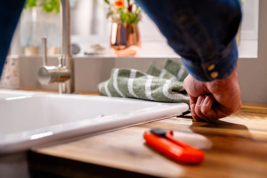 loại bỏ phần thừa của keo dán bồn rửa chén