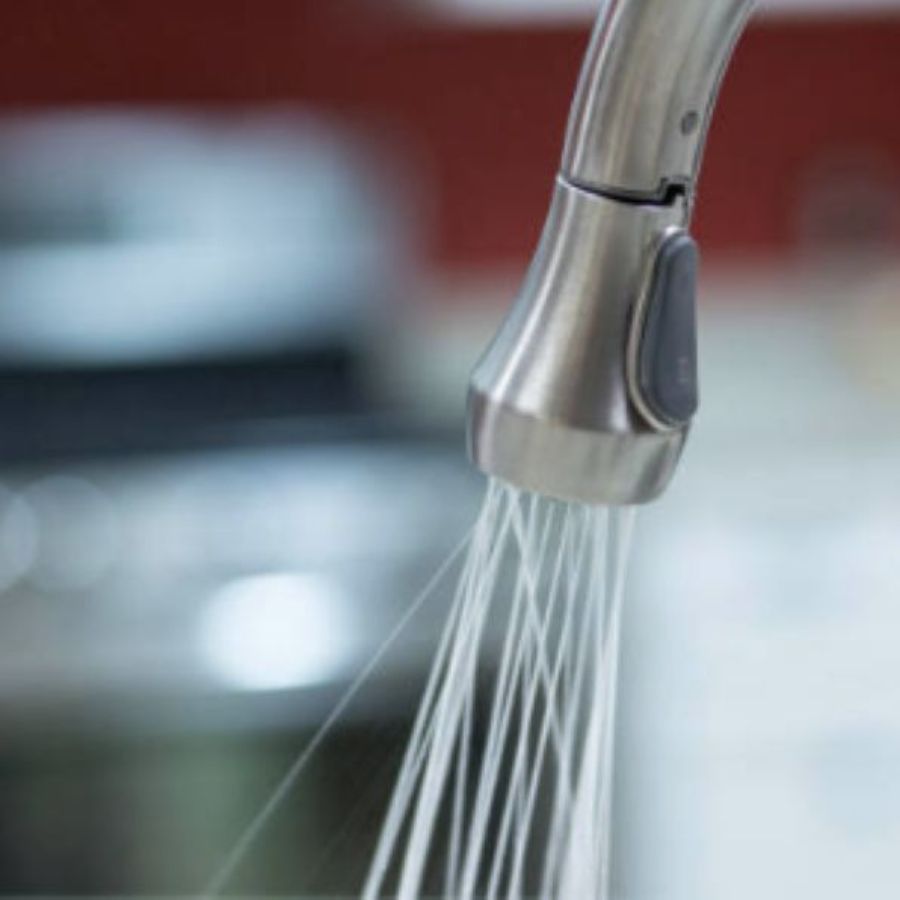 tháo đầu vòi rửa bát do nước chảy mạnh bất thường
