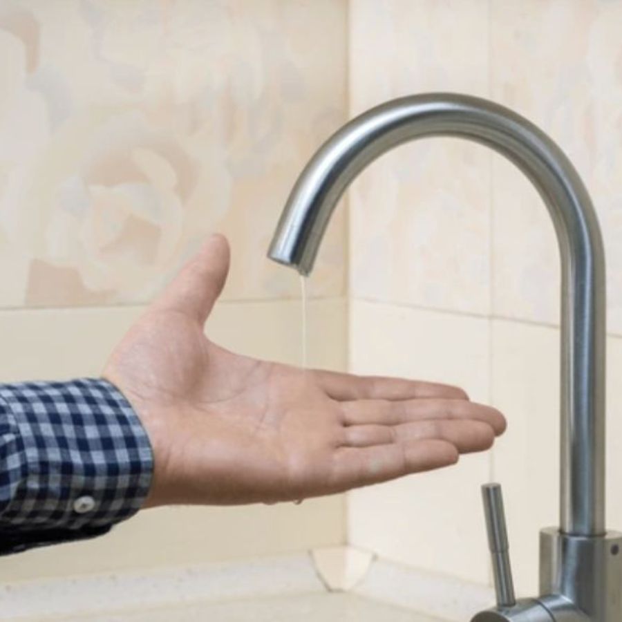 tháo đầu vòi rửa bát do rò rỉ nước