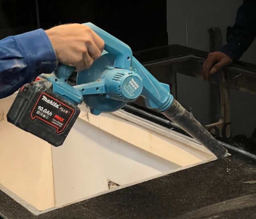 vệ sinh mối nối trước khi dán keo bồn rửa chén