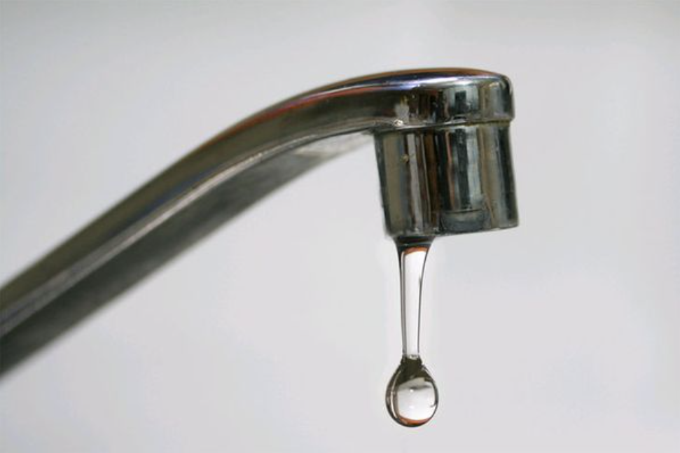 Vòi nước rửa bát bị tắc nghẽn