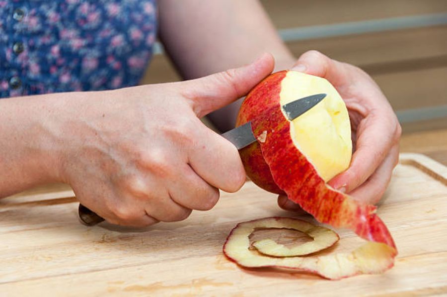 cách cầm dao đúng cách cho kiểu gọt vỏ 