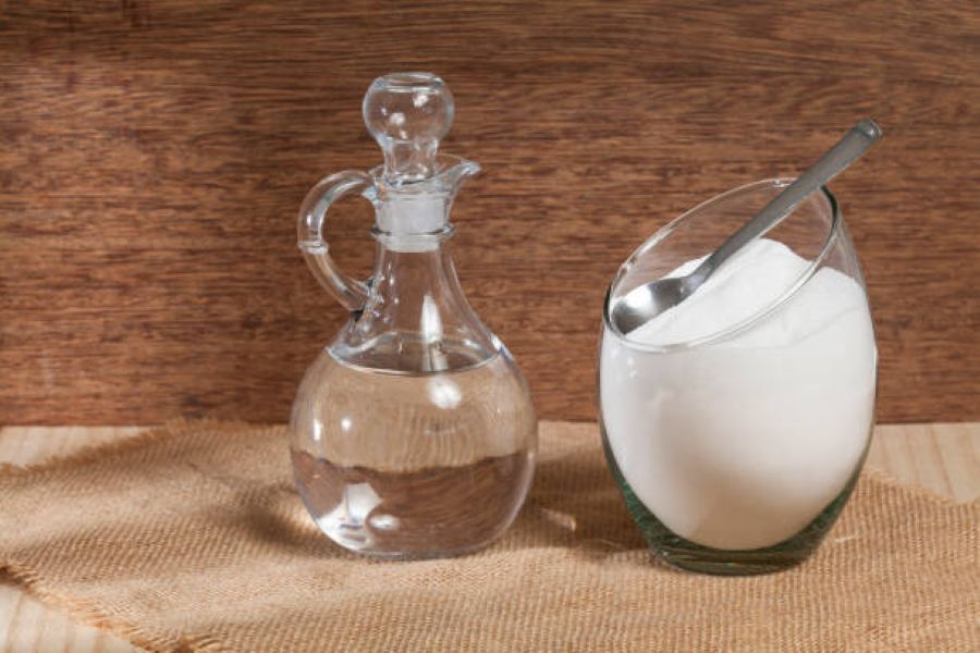 cách tẩy dầu mỡ trên tường bếp bằng giấm trắng và baking soda