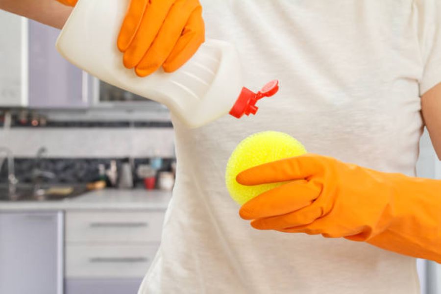 cách tẩy dầu mỡ trên tường bếp bằng nước rửa chén