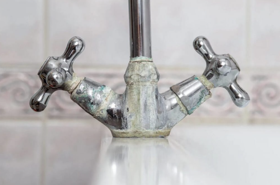 Cặn canxi bám trên vòi rửa