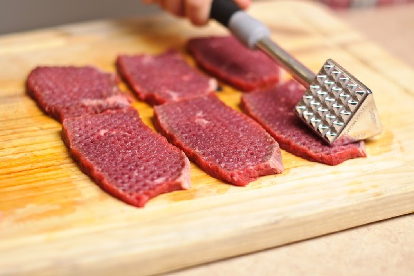 đập thịt bò nhẹ nhàng cho mềm hơn