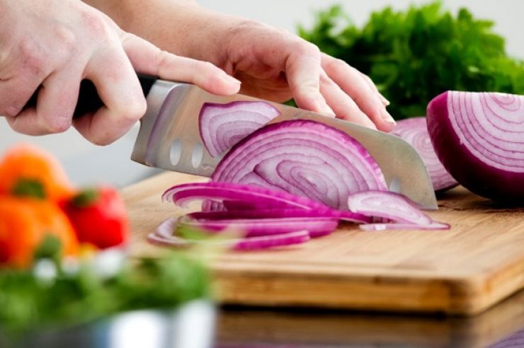 Dùng dao cắt hành nhanh và dứt khoát