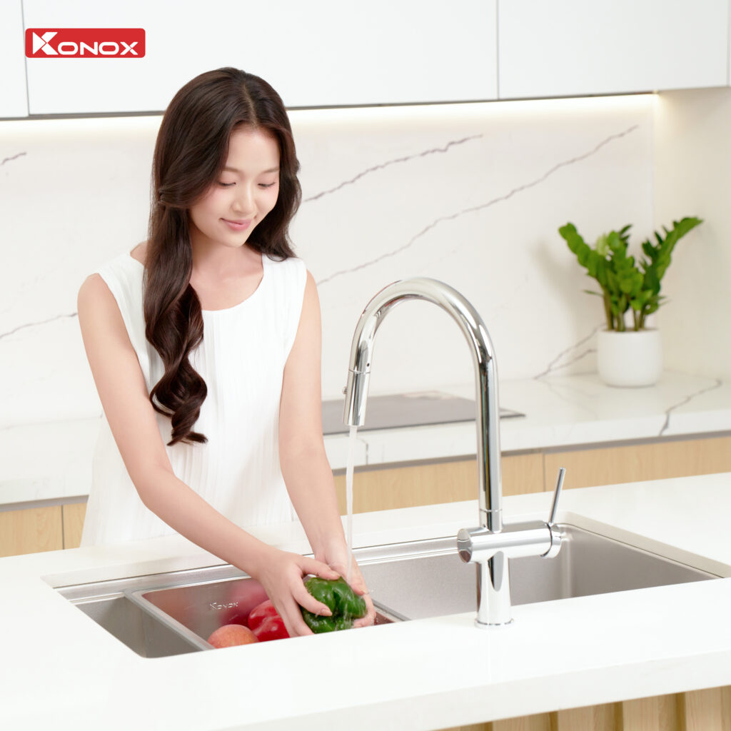 Rửa rau quả bằng nước sạch và dưới vòi nước chảy