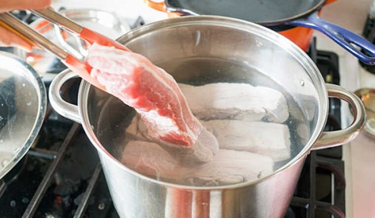 chần thịt qua nướ sôi trước khi chế biến