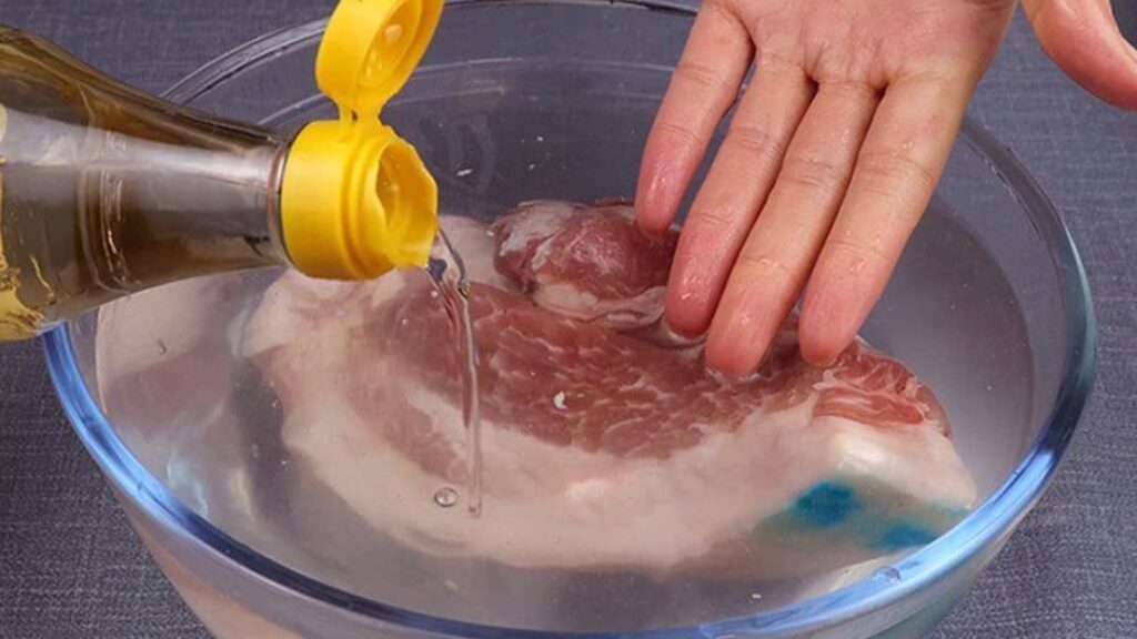 rửa thịt heo bằng giấm