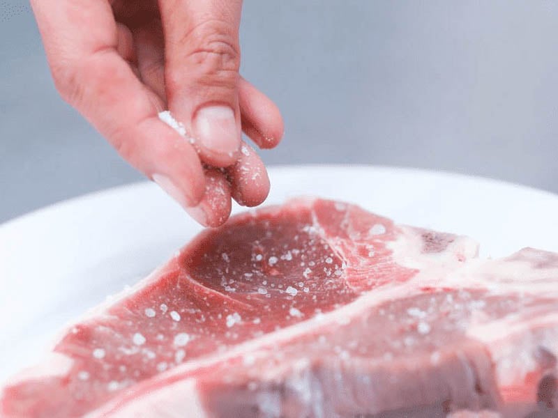rửa thịt heo bằng muối
