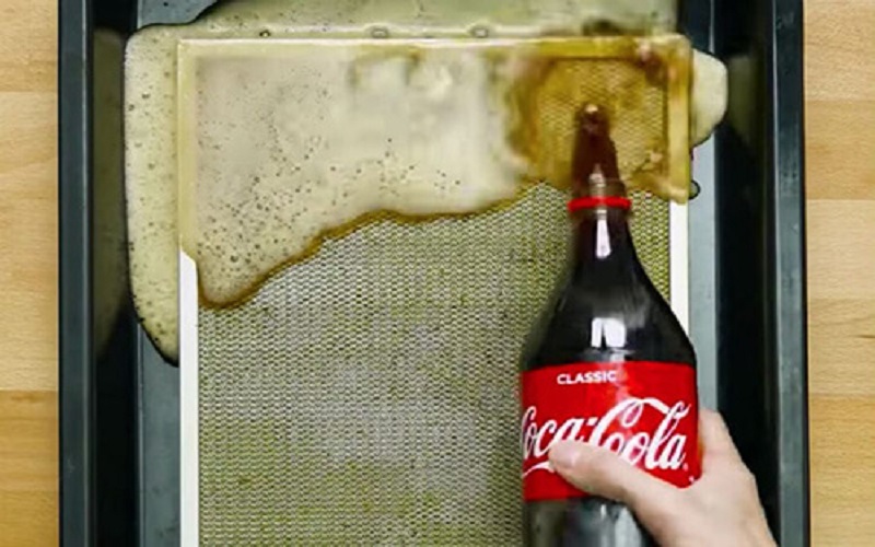 vệ ính dầu mỡ trên bếp bằng Coca Cola