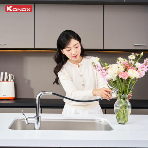 kéo dây rút để tưới bình cây