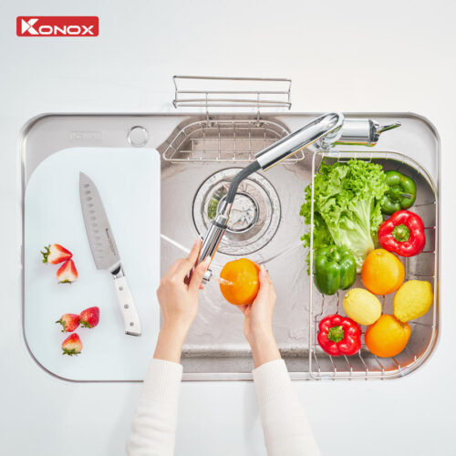 hình ảnh thử vòi để rửa hoa quả