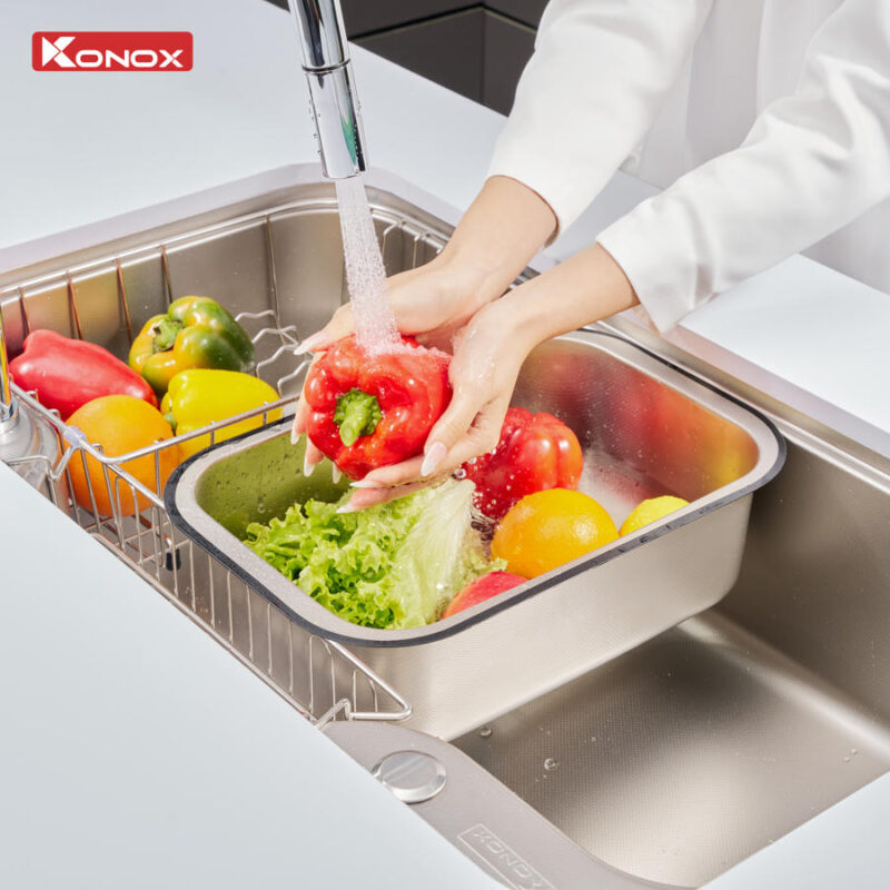 ảnh rửa hoa quả trên phụ kiện chậu Dekor 8048SU